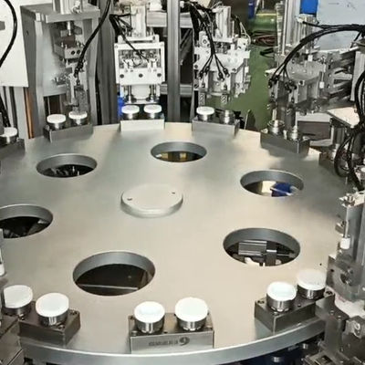 Un bon prix. 10000pcs/h machine à vis à capuche haute performance fonctionnement efficace taux de passage élevé servo-entraîné en ligne