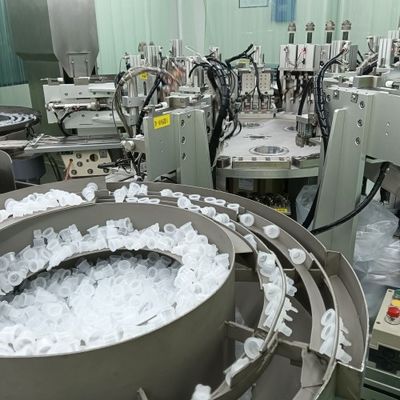 Un bon prix. Appareil d'assemblage de bouchon de bouteille de perfusion médicale en ligne
