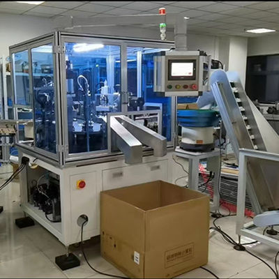 Un bon prix. Machine d'assemblage de capuchon Filp Type de plateau tournant Opération avec ascenseur d'alimentation Haute efficacité en ligne