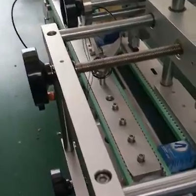 Un bon prix. Machine d'étiquetage automatisée reliée par ceinture Réduction des coûts de main-d'œuvre Haute efficacité en ligne