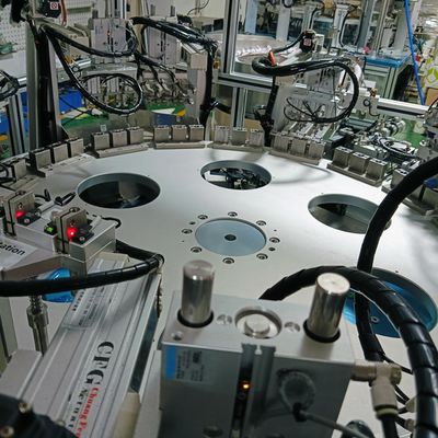 Un bon prix. Machine d'assemblage de gouttière de perfusion tourne-disque personnalisé fonctionnant et stable en ligne