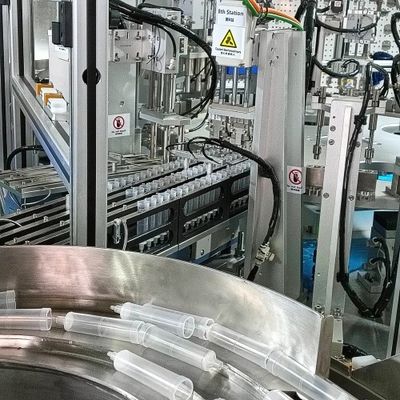 Un bon prix. Machine d'assemblage de produits médicaux personnalisée pour gouttes intraveineuses avec inspection et solutions en fibre optique en ligne