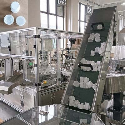 Un bon prix. Machine d'assemblage des nécessités quotidiennes Fonctionnement convivial Contrôle PLC pour le détergent de linge Bouteille de bouchon machine à vis automatique en ligne