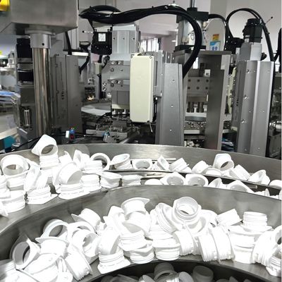 Un bon prix. Machine d'assemblage automatique non standard de capuchon de lait entraînée par un servo à performance stable en ligne