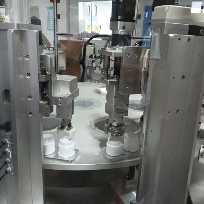 Un bon prix. Machine de montage automatique non standard de capuchons de détergent liquide, fonctionnement de plateau tournant, taux de passage élevé en ligne
