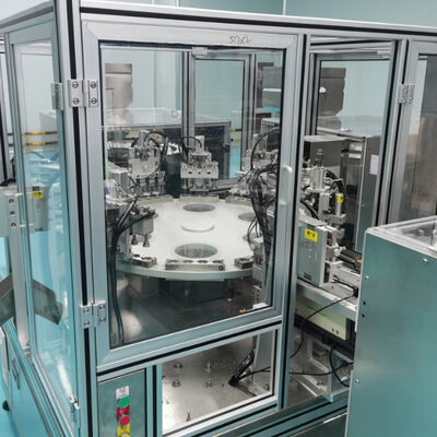 Un bon prix. Machine d'assemblage de bouchons déshydratants contrôlée par automate programmable (PLC) avec un taux de qualification de 99 % et remplissage automatique de gel de silice en ligne
