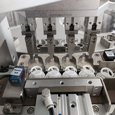 Un bon prix. Machine d'assemblage de bouchons déshydratants avec vitesse de fonctionnement réglable, détection par capteur photoélectrique et fonctionnement sur écran tactile pour les produits de première nécessité en ligne