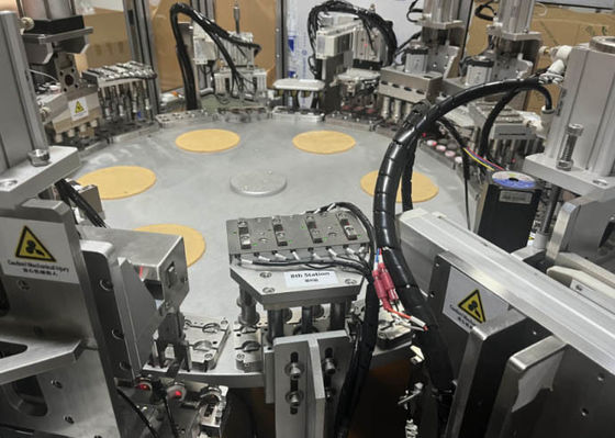 Un bon prix. Machine d'assemblage d'hélicoptère OEM 50 Hz Machine d'étanchéité de couvercle en plastique en ligne