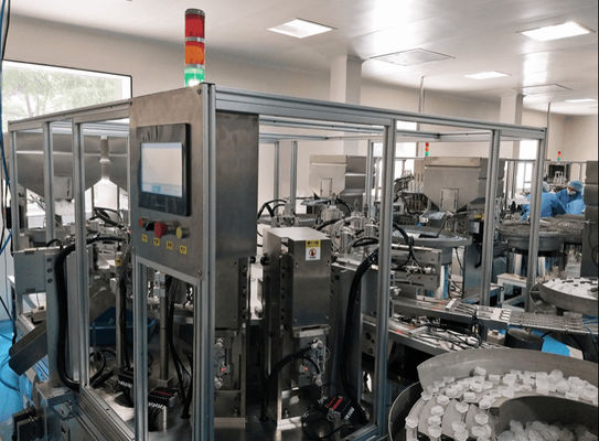 Un bon prix. Machine d'assemblage du capuchon à perfusion Machine de capuchon automatique avec système de contrôle PLC en ligne