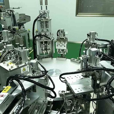 Un bon prix. Certificat CE pour le remplissage rotatif et le capuchon de la machine d'assemblage du capuchon en ligne