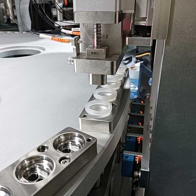 Un bon prix. Machine d'assemblage automatique du couvercle de perfusion en ligne