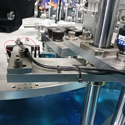 Un bon prix. Machine de remplissage de bouchon de sécheur Machine de bouchon de gel avec servo-moteur et entraînement d'indexation en ligne