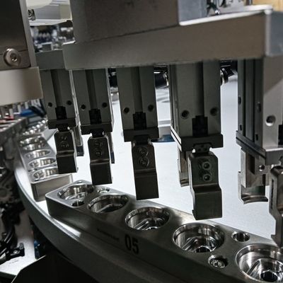 Un bon prix. Machine d'assemblage de capuchon à hélicoptère CE 380V Machine automatique de scellage de capuchon en ligne