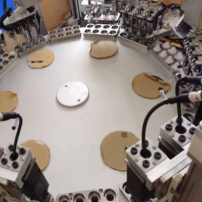 Un bon prix. Machine de remplissage à capuche sur mesure Capsule à vide à capuche photoélectrique en ligne