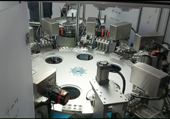 Machine d'assemblage à double couvercle de bouteille de perfusion de type tourne-disque