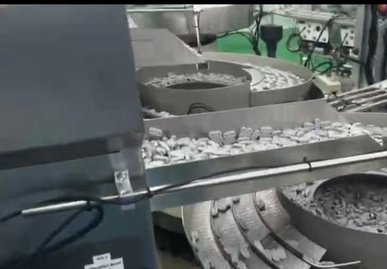 Machine d'assemblage Euro Cap entièrement automatisée pour sacs et flacons de perfusion IV