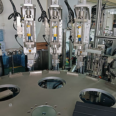 Un bon prix. Machine de soudage par ultrasons Servo-conduite en acier inoxydable Opération automatique Haute efficacité en ligne