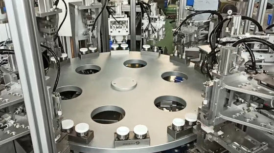 Un bon prix. Machine à vis automatique complète de bouchon de bouteille avec système de contrôle PLC en ligne