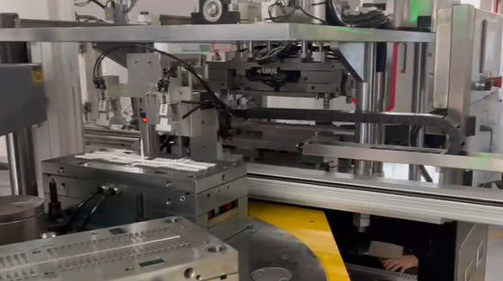 Un bon prix. Machine de mise en place d' aiguilles et de moulage par injection de lancet sanguin en ligne