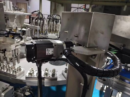 Un bon prix. La machine d'assemblage automatique Euro Cap fonctionne avec une plaque tournante en ligne