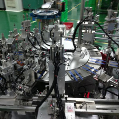 Un bon prix. Machine d'assemblage de produits médicaux contrôlée par PLC pour la production de scalpel jetable et de couteau chirurgical en ligne