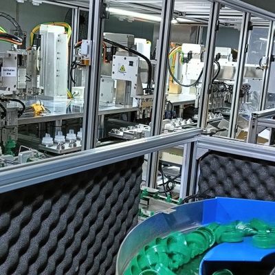 Un bon prix. Machine d'assemblage de capuchon de détergent pour les produits de deux tailles en ligne