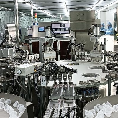 Machine d'assemblage à double couvercle de bouteille de perfusion de type tourne-disque