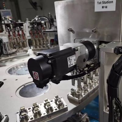 Un bon prix. Machine de montage de Euro Cap contrôlée par PLC pour les bouchons de feuille de sceau à pellicule Facile à utiliser et à haut taux de qualification en ligne