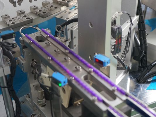 Un bon prix. Machine d'assemblage automatique pour les aiguilles de prélèvement sanguin avec fonction de carrousel, personnalisée selon les besoins du client, haute capacité en ligne