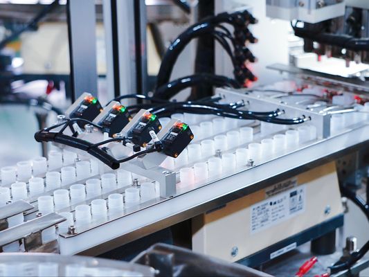Un bon prix. Machine d'assemblage automatique de couvercle de gelée non standard Haute flexibilité Haute configuration Bonne qualité des équipements en ligne