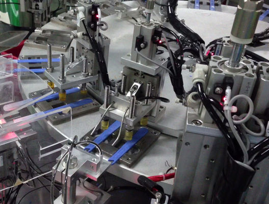 Taux élevé de produits qualifiés supérieur à 99% avec machine d'assemblage de produits médicaux pour couteau et scalpel chirurgicaux jetables