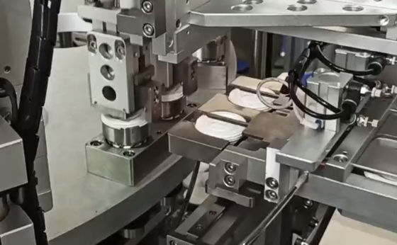 Un bon prix. Machine à vis à capuche de fonctionnement stable avec entraînement moteur serveur faible usure entretien simple AC380V en ligne