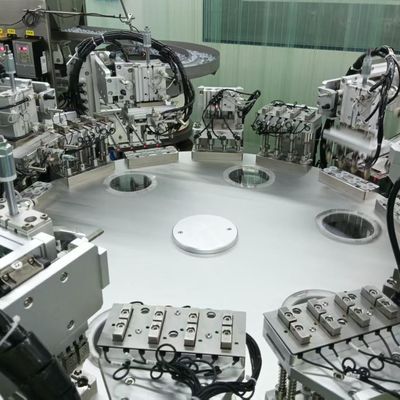 Un bon prix. Machine d'assemblage du capuchon de perfusion contrôlée par PLC avec affichage multilingue qui peut être facilement utilisée. en ligne