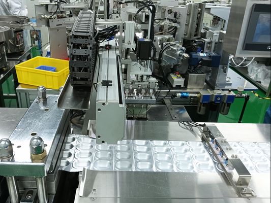 Un bon prix. La machine à emballer automatique connectée à la machine d'assemblage à haut rendement en ligne