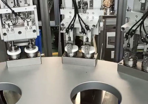 Un bon prix. Machine d'assemblage automatique et polyvalente pour les nécessités quotidiennes pour les différentes fermetures de bouteilles en ligne