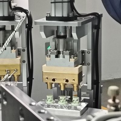 Vitesse de fonctionnement stable et haute précision d'assemblage Cap de séchage Gel de silice remplissage Cap d'assemblage d'étanchéité Machine avec servo-moteur et lecteur d'indexation