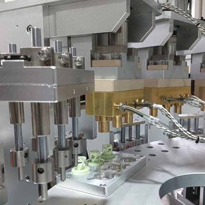 Un bon prix. Machine de remplissage automatique à bouchon de ressort avec une grande précision de remplissage et un bon scellement en ligne