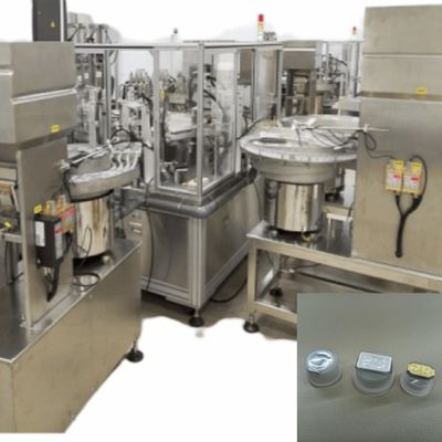 Un bon prix. Machine d'assemblage de capuchon de peel-foil à perfusion PE PP entièrement automatique avec servo-moteur et entraînement d'indexation en ligne