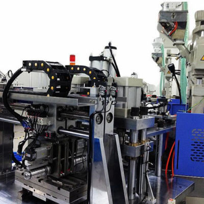 La moule à lancet et le placement automatique de l'aiguille dans la machine à moules