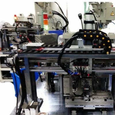 La moule à lancet et le placement automatique de l'aiguille dans la machine à moules