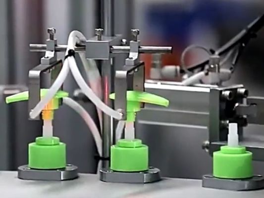 Un bon prix. Machine d'assemblage de nécessités quotidiennes réduisant le bruit pour pompes à lotion, pulvérisateurs de déclenchement et plus 1 ensemble / opérateur en ligne