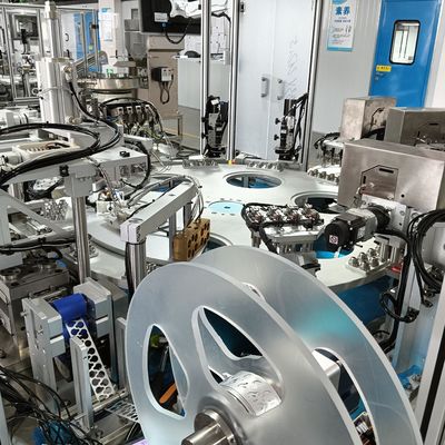 Un bon prix. Machine d'assemblage automatique de revêtement de film avec mécanisme de ponçage à la matrice haute efficacité en ligne