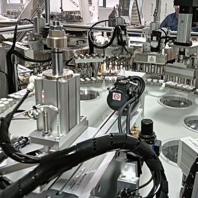 Machine d'assemblage de capuchon à héliport à mouvement indexé personnalisée avec fonctionnement facile à utiliser à l'écran tactile