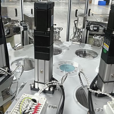 Un bon prix. Machine d'assemblage de film de couverture d'automatisation non standard en acier inoxydable Écran tactile Opération simple et facile à démarrer en ligne