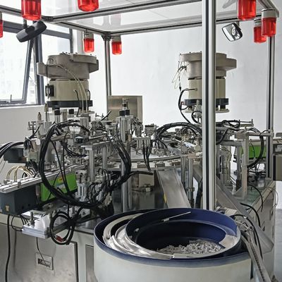 Un bon prix. Machine d'assemblage d'aiguilles de prélèvement sanguin automatique non standard avec un contenu technique élevé en ligne