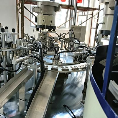 Un bon prix. Machine d'assemblage de l'aiguille de collecte de sang automatique non standard avec un bon processus d'assemblage et une haute technologie en ligne