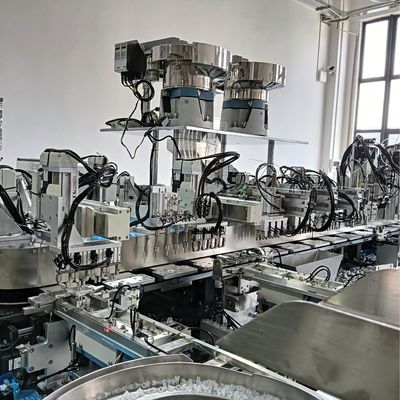 Un bon prix. Machine d'assemblage automatique non standard de la tête de pompe, de type boucle avec une grande capacité, une configuration élevée et une bonne qualité d'équipement en ligne