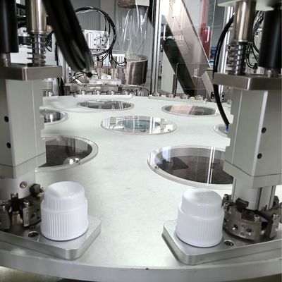 Machine d'assemblage automatique pour les couvercles de buanderie avec fonctionnement de plateau tournant et chargement par ascenseur