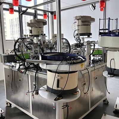 Fonctionnement du carrousel d'aiguilles de prélèvement sanguin automatisé Ligne de production de lancettes de sécurité Garantie d'un an Processus complexe