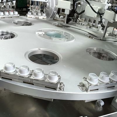 Un bon prix. Machine d'assemblage automatisée pour bouchons de film de perfusion, alimentation par plateau vibrant, transport par mouvement indexé en ligne